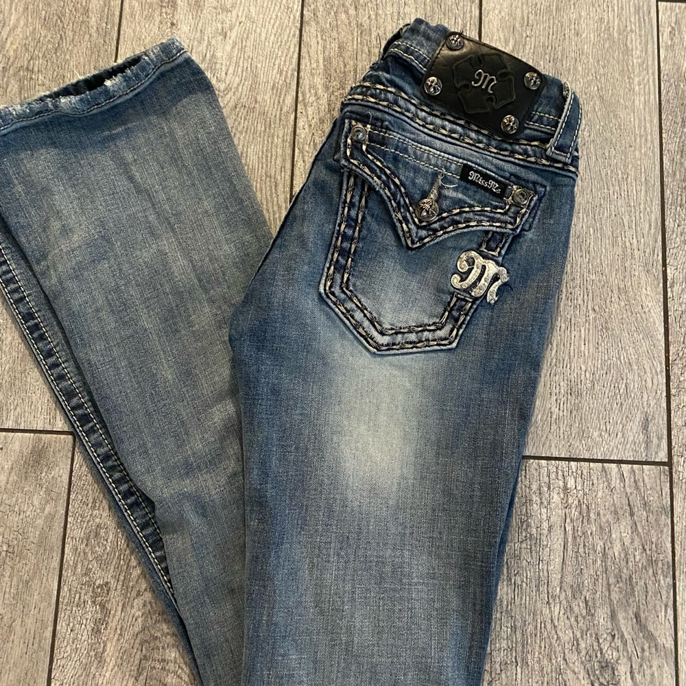 Miss Me 
Size 27
White stitched 
Stretchy and comfortable 👖💗